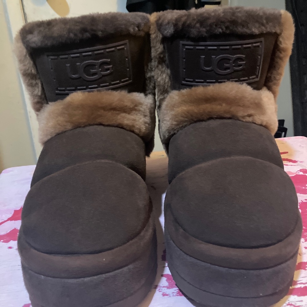 Women’s UGG Chilapeak boots!